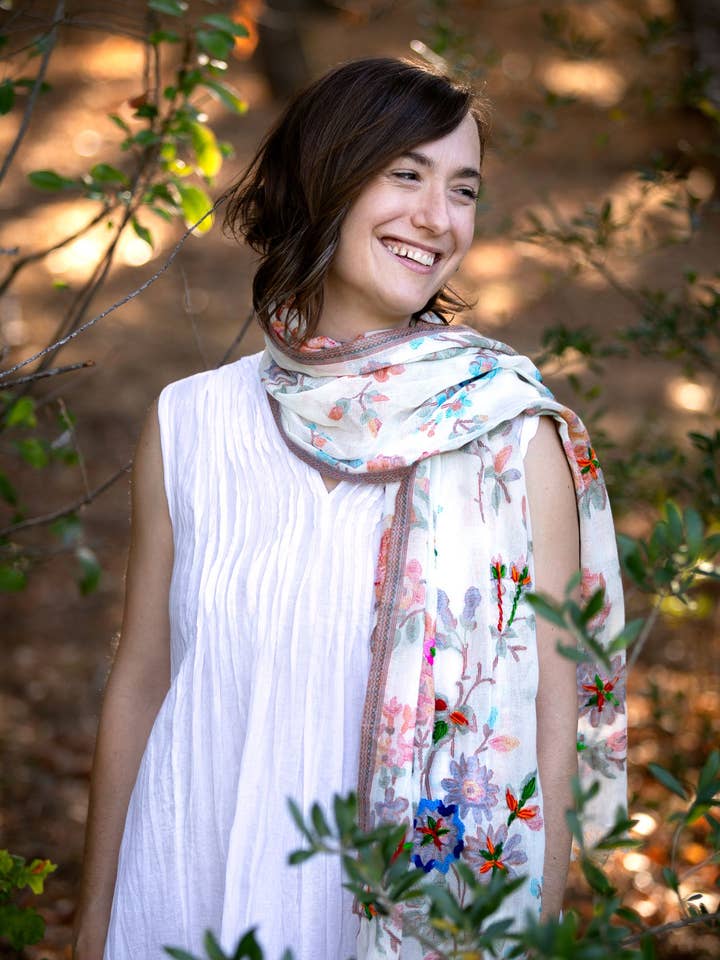 Cleo geborduurde sjaal/Wrap roze Multi voor wholesale door Dolma