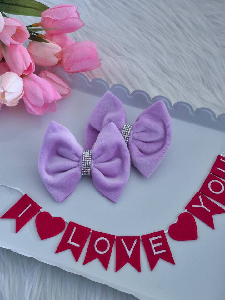 Velluto Morbido Bling San Valentino Fiocchi per Maialino Savannah - Incantevole Lavanda All'ingrosso per la vendita all'ingrosso da parte di Dainty Delights Creations