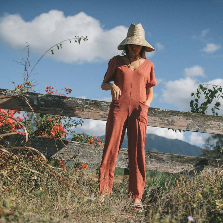 Combinaison Apprentice en lin rouille pour la vente par Pepper Place Design