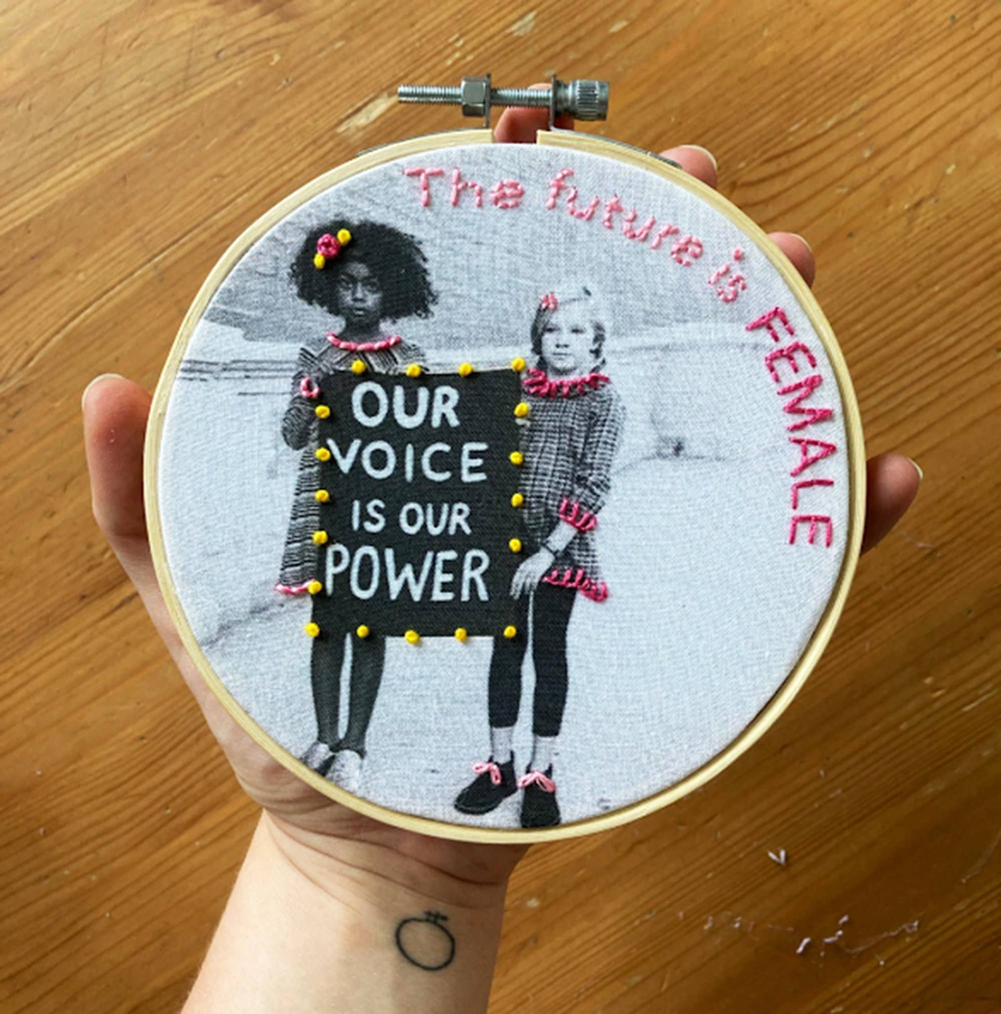 TheComptoir - Vendita all'ingrosso Attrezzatura per ricamo/punto croce - La voix des femmes - kit di ricamo1