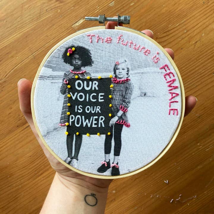 TheComptoir – wholesale Embroidery/cross-stitch supplies – La voix des femmes - kit de broderie1