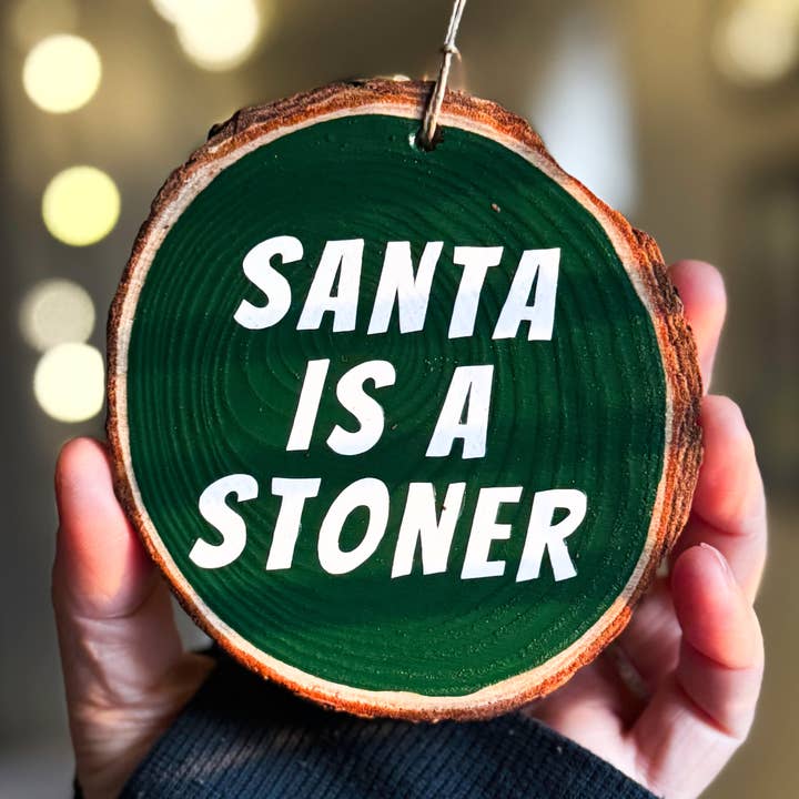 Ornement en rondin de bois "Santa's a Stoner" pour la vente par Stone Donut Design, LLC