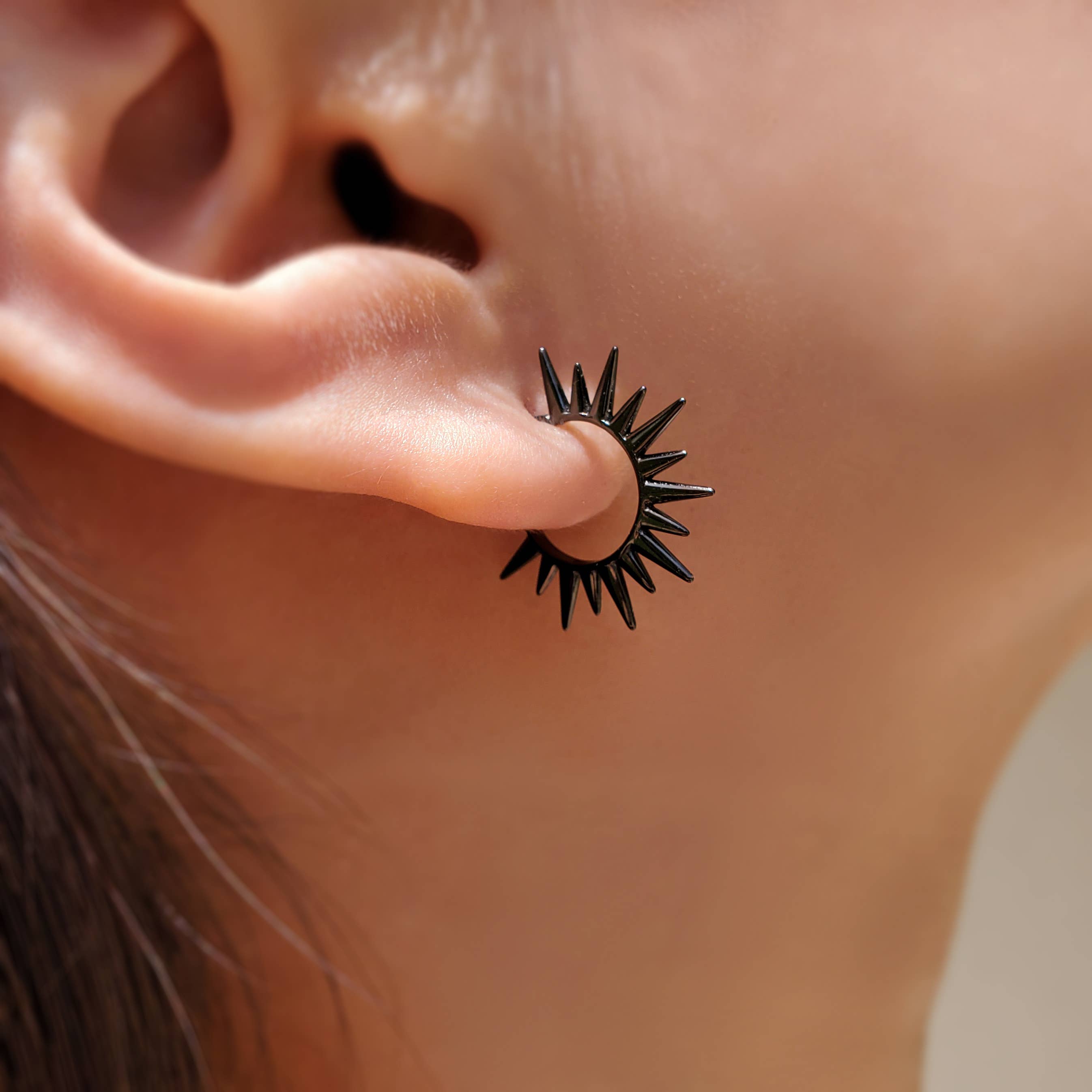 HolyBang Jewels - Vendita all'ingrosso Orecchini a cerchio - ORECCHINI A CERCHIO APERTI A SPIKE - E-HT16205