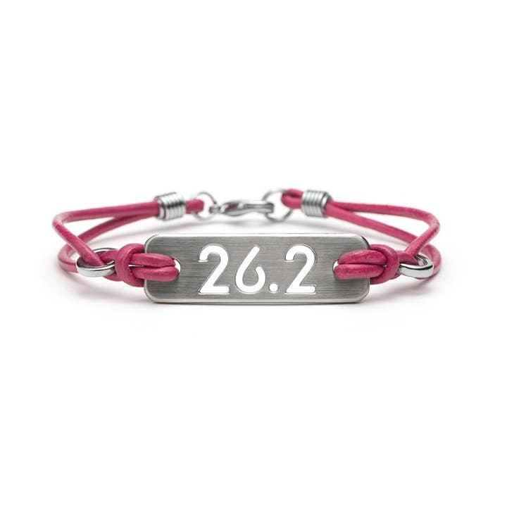 26.2 Marathon läder Running Armband - rosa eller svart läder för wholesale av ATHLETE INSPIRED, Inc.