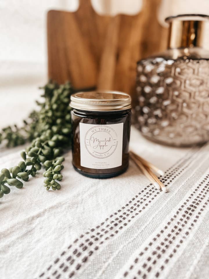 Candela di soia Macintosh Apple da 8 once versata da We Three Candle Co. per la vendita all'ingrosso da parte di We Three Candle Co.