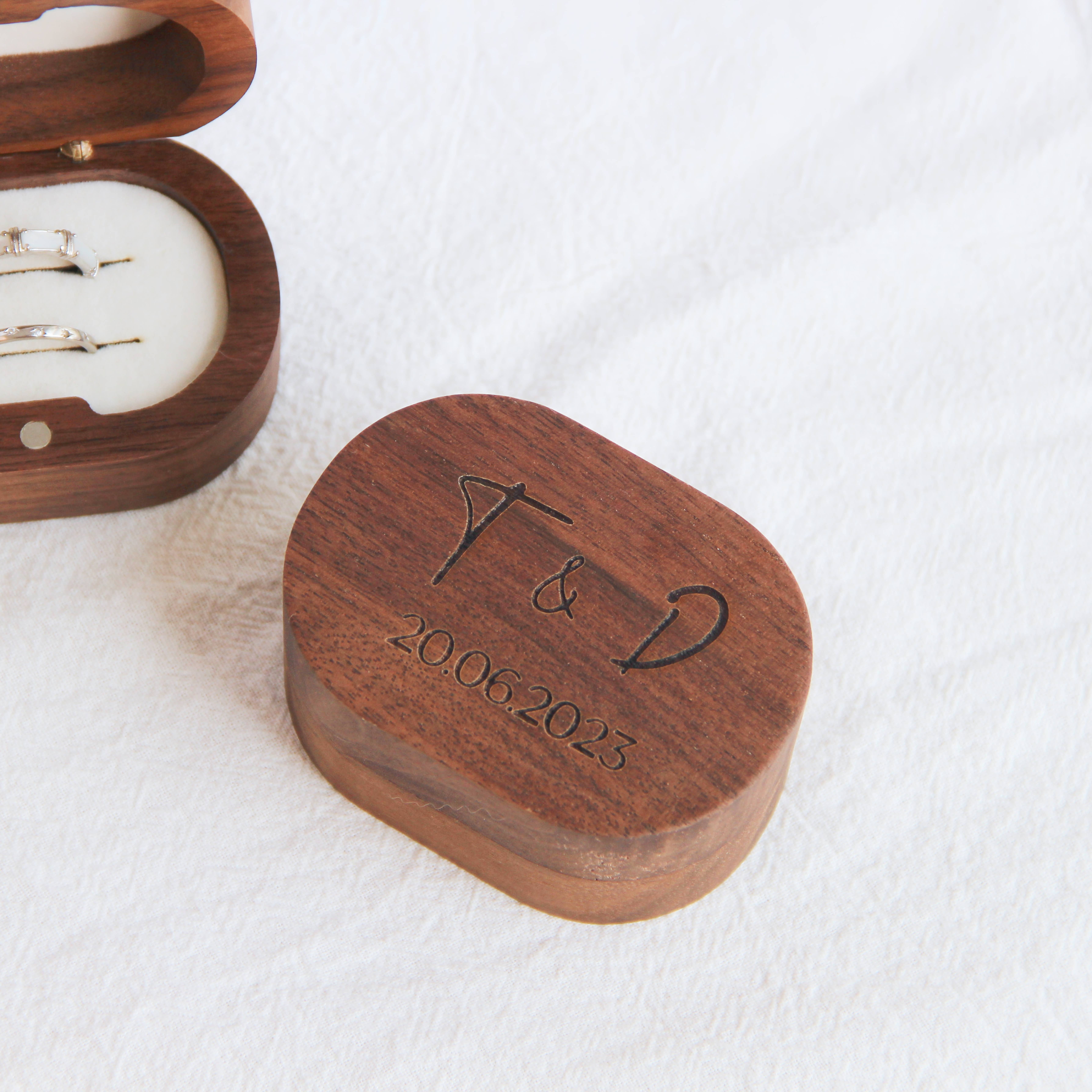 Logo Pouch – wholesale Smyckeskrin och organisatörer – Oval ringask i valnöt med minimalistisk design och plats för två ringar1