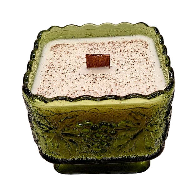 Candela in cera di soia con stoppino in legno in bicchiere verde con piede di Anchor Hocking per la vendita all'ingrosso da parte di Beloved Bijou Adornments and Apothecary