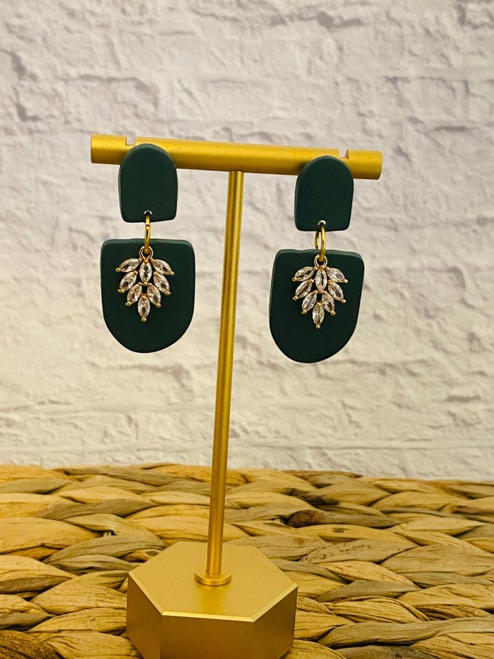 Boucles d'oreilles vert foncé pour la vente par Making With Grace