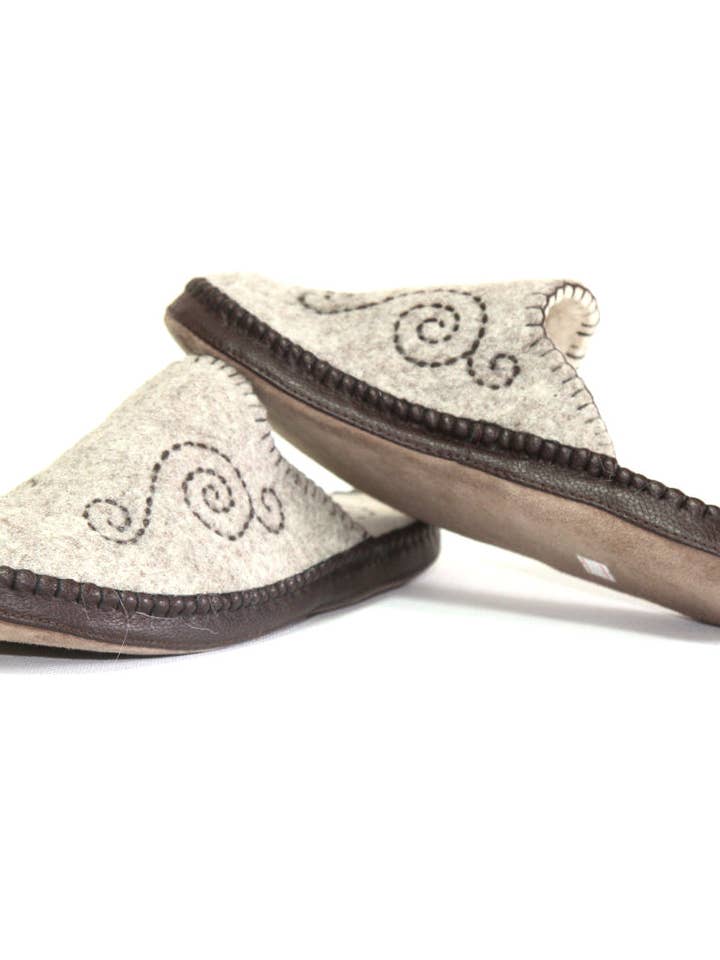 Gray Felt Slippers for wholesale by Mongulai