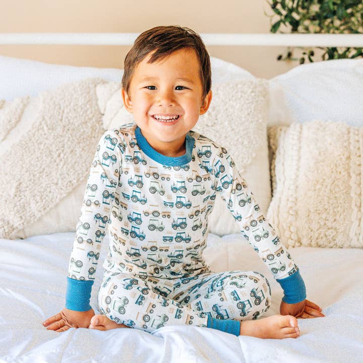 Pijama Largo con Huellas de Tractor de Luna y Arlo para venta al por mayor de Magnolia Baby