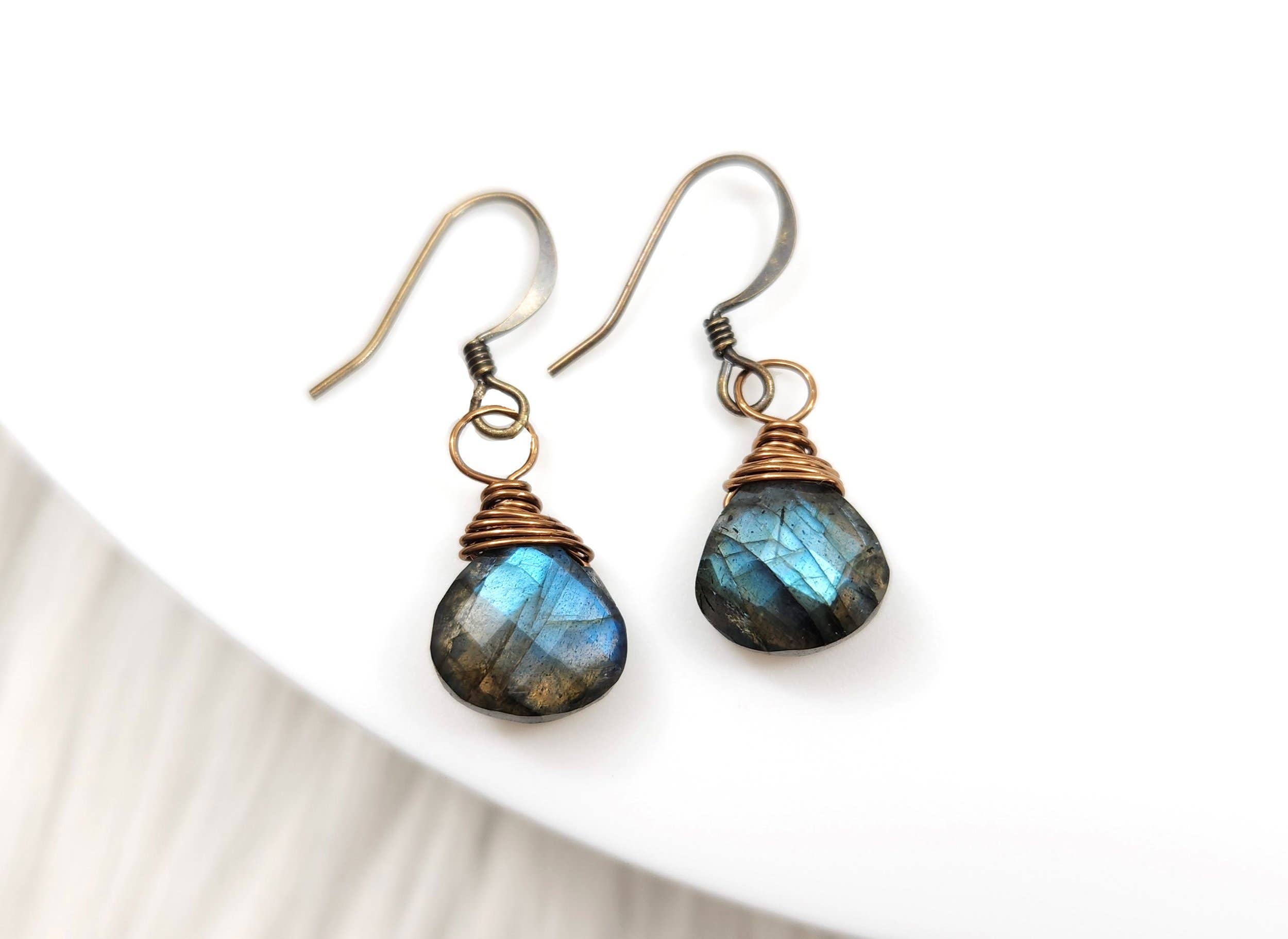 Edgy Petal Jewelry - Vente Boucles d'oreilles pendantes - Boucles d'oreilles en labradorite enroulées de fil