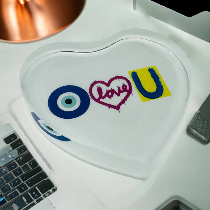 Mauvais Œil Je T'aime Décoration de Presse-papiers Cœur en Cristal pour la vente par Resinate By KS / by KRISTIN SMITH