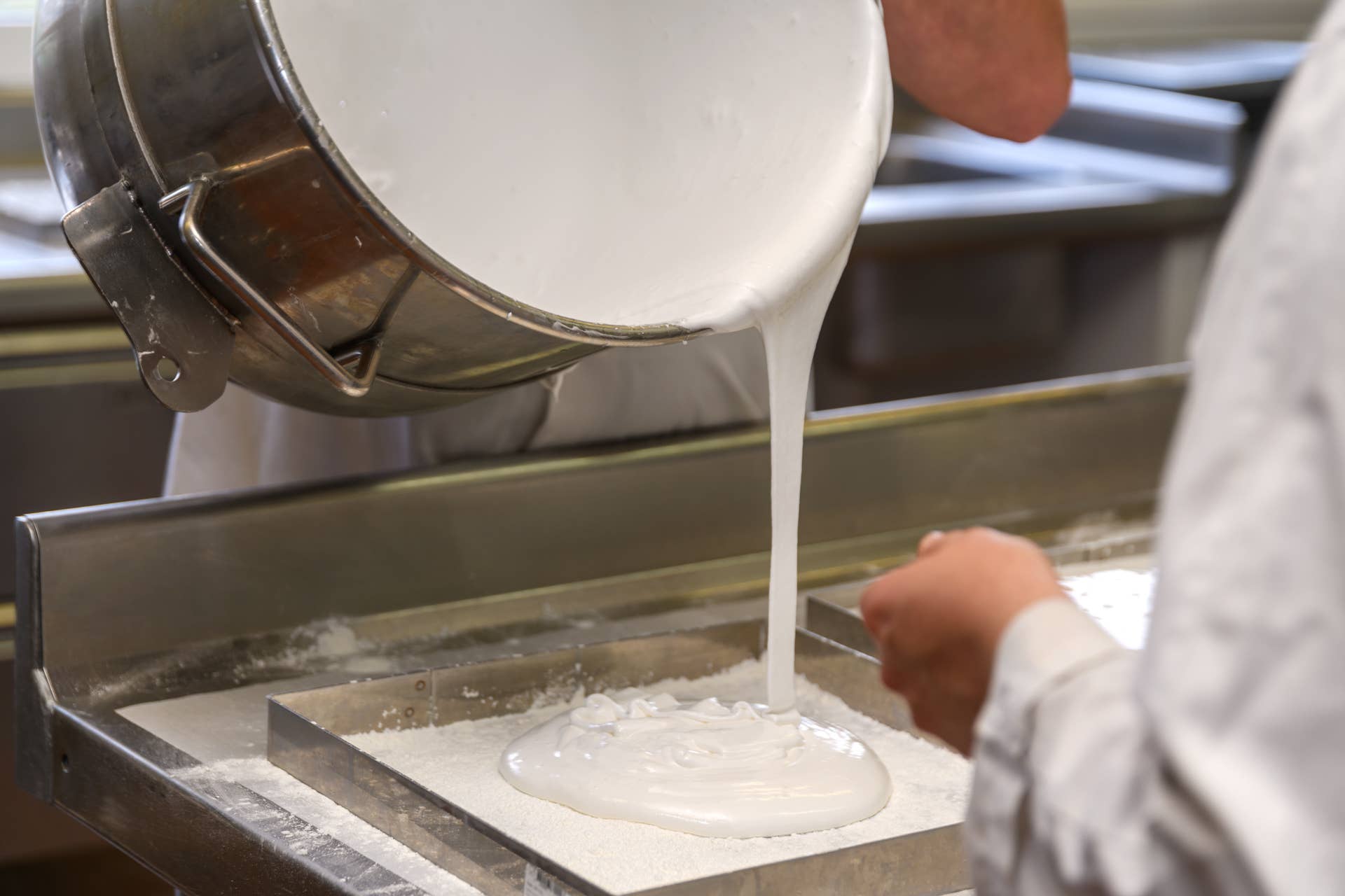 Royale Normande Chocolaterie - Wholesale Chocolate Covered Sweets - MILK CHOCOLATE MARSHMALLOW LOLLIPOP 25g S0063