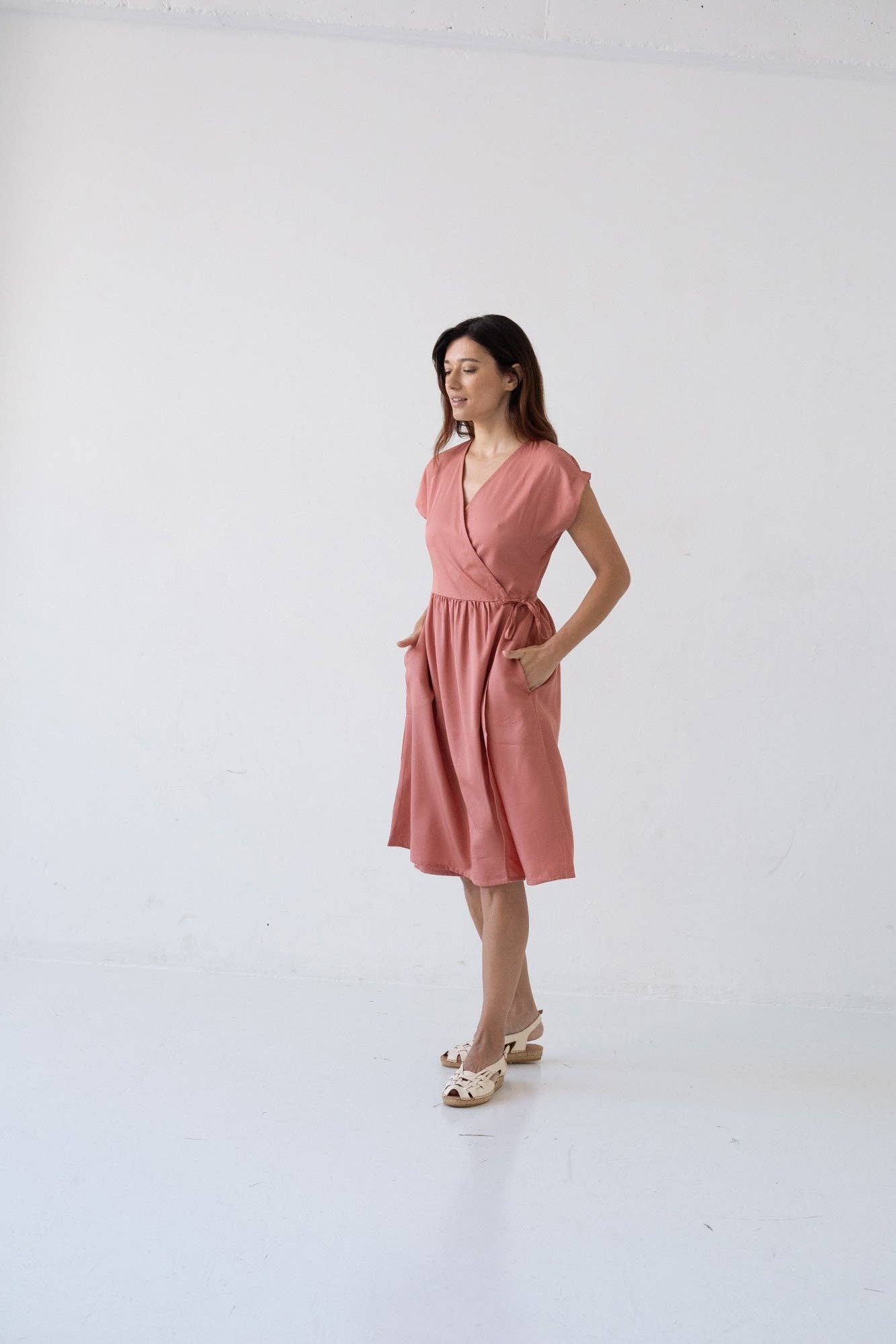 Rosa Hira Midikleid mit V-Ausschnitt und Wickeldesign aus rosa Tencel für den Großhandel auf Faire3