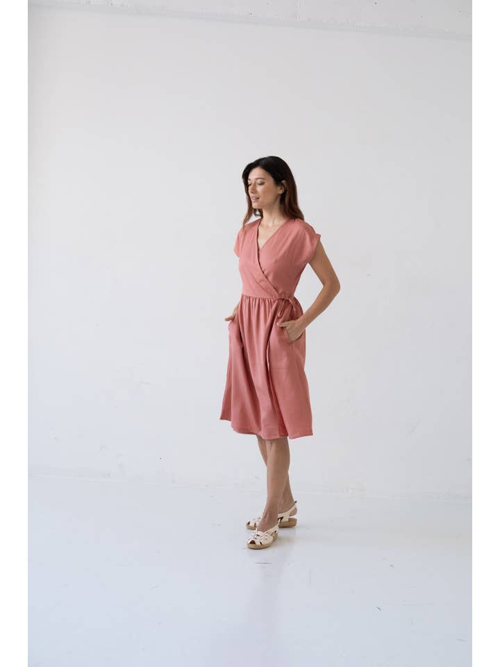 Rosa Hira Midikleid mit V-Ausschnitt und Wickeldesign aus rosa Tencel für den Großhandel auf Faire3