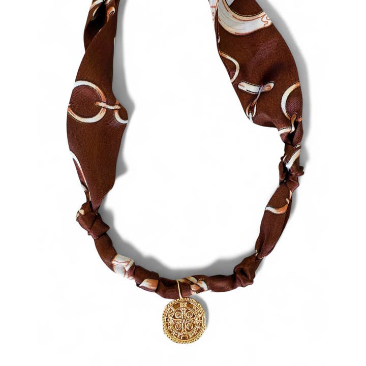 Collier Pendentif Pièce Écharpe Nouée Toscane Plaqué Or pour la vente par True by Kristy Jewelry