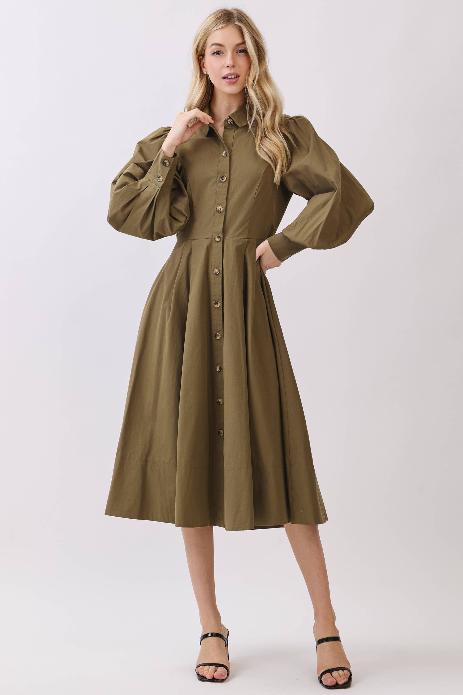 Calista – wholesale Klänning - Dam – MIDI-KLÄNNING MED KRAGE OCH LÅNGÄRMAD KNAPPSTÄNGNING - VD608315