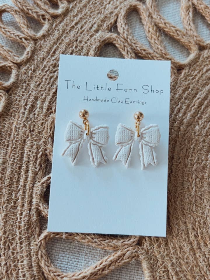 Fiocchi Pendenti Crema per la vendita all'ingrosso da parte di The Little Fern Shop