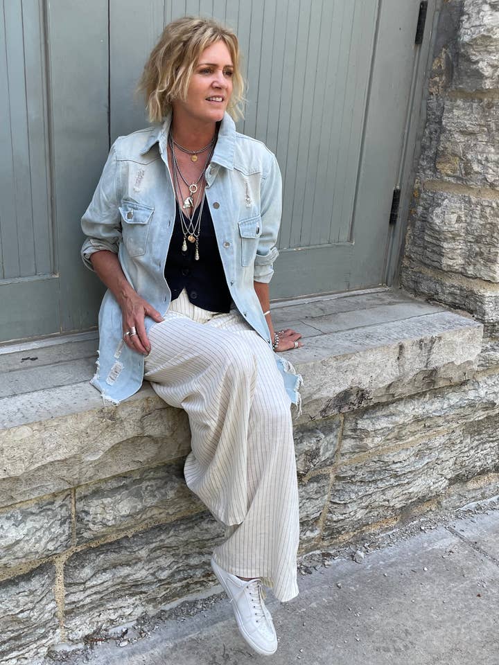 Emmy spijkerhemd/jack van Distressed, lichte wassing voor wholesale door Bohemian Grace - Grace & Grit