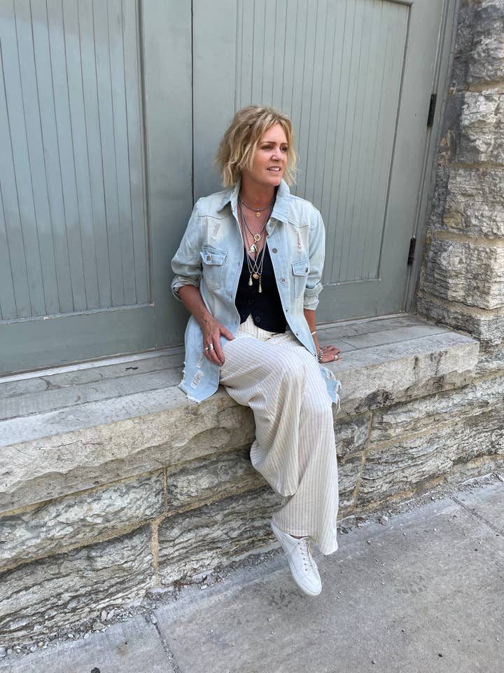 Bohemian Grace - Grace & Grit - Wholesale Spijkerjack/spijkerjas - Dames - Emmy spijkerhemd/jack van Distressed, lichte wassing4