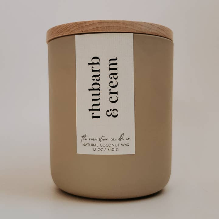 Bougie en cire de coco naturelle à la rhubarbe et à la crème avec mèche en bois pour la vente par The Moonstone Candle Co.