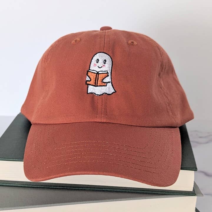 Lisez plus de liiiivres Casquette brodée pour la vente par Bona Fide Bookworm