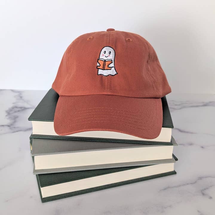 Lisez plus de liiiivres Casquette brodée pour la vente par Bona Fide Bookworm