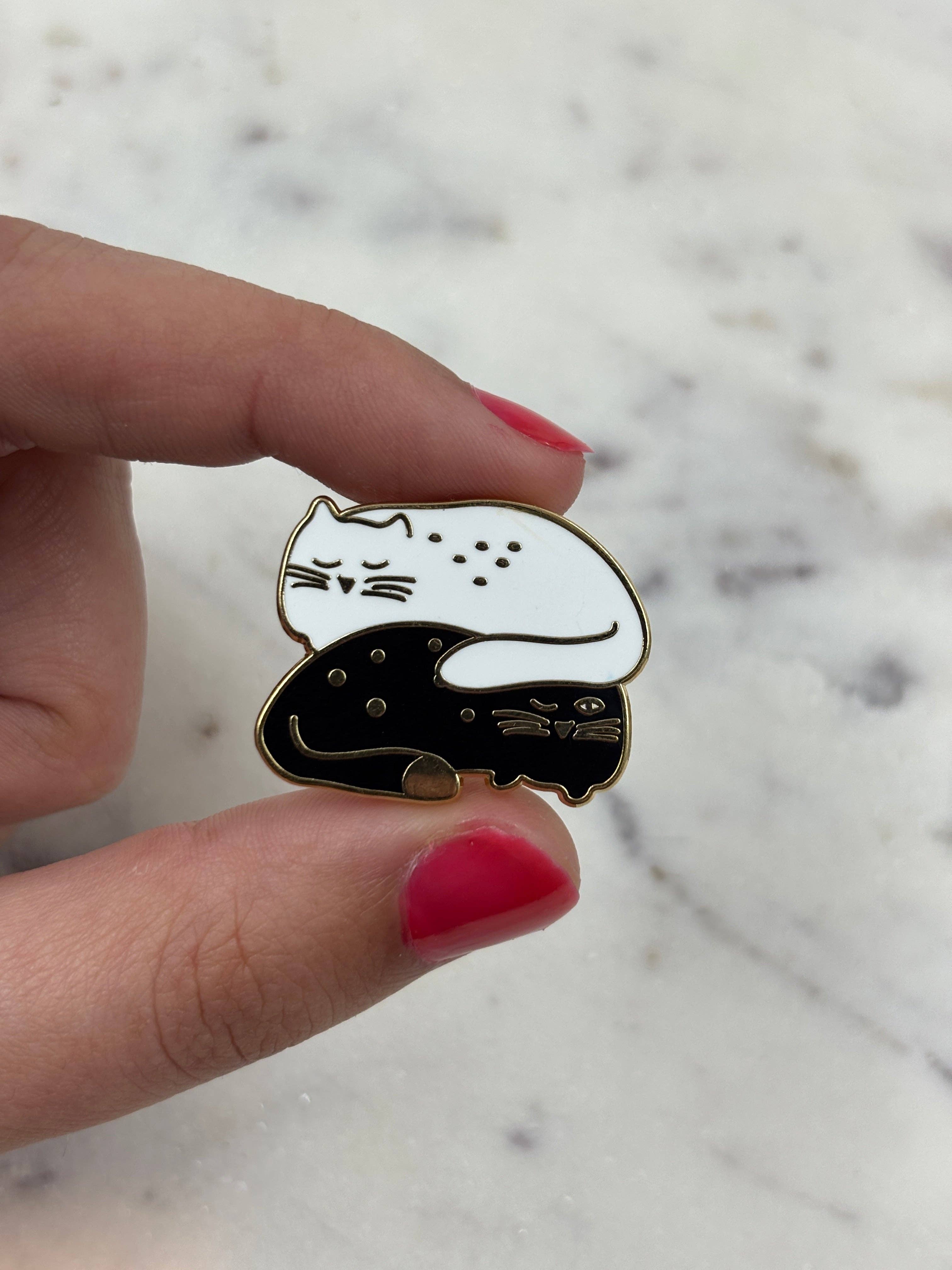 LES IMPRIMEUSES – Engroshandel Broche – Pin’s Sort kat hvid kat - To er bedre2