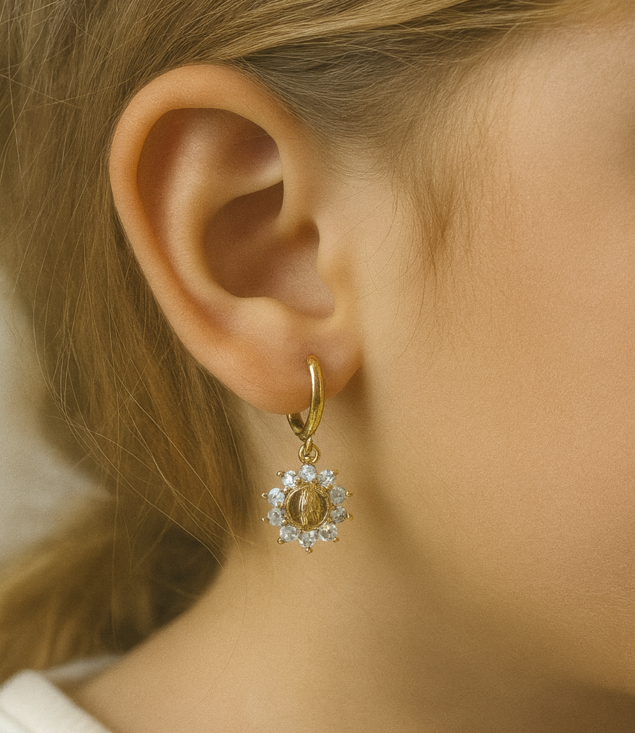 PHOEBE´S - Vendita all'ingrosso Orecchini a cerchio - Orecchini della Vergine di Guadalupe per bambine – Placcati in oro 18K0