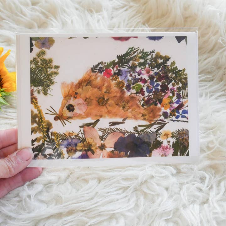 Grußkarte mit Igel-Druck aus gepressten Blumen, Igel aus gepressten Blumen, Igelkarte, leere, skurrile Grußkarte für den Großhandel von Remedy Designs