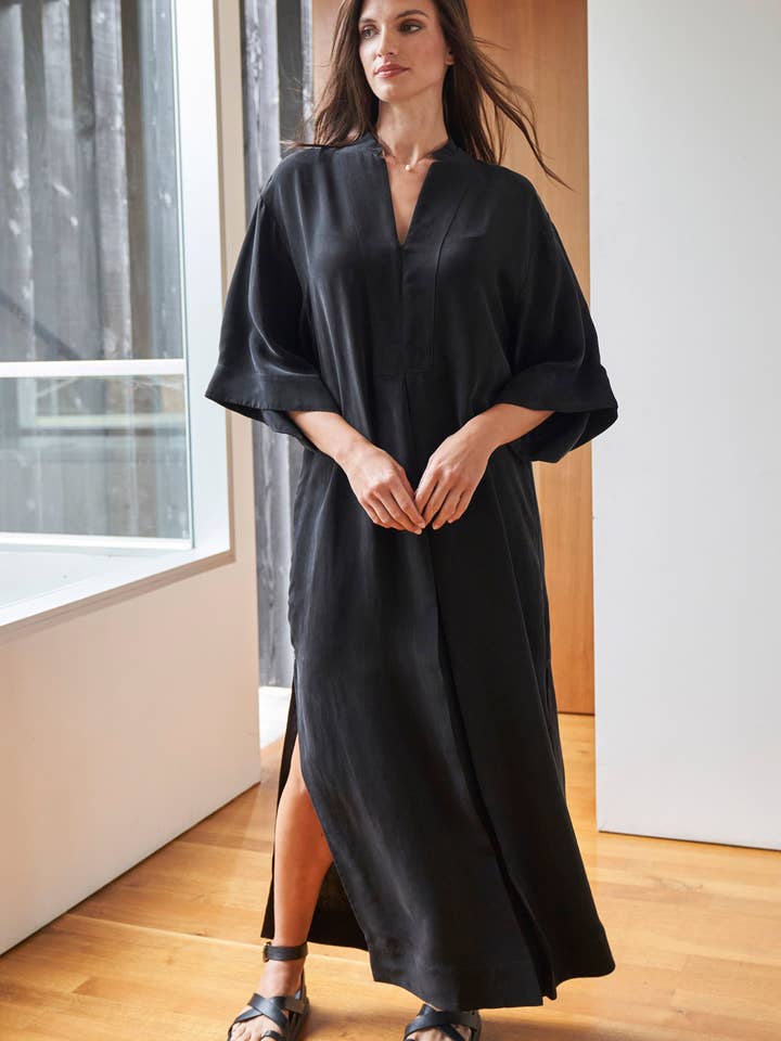 Svart Cupro Mandarin Kimonoärm Krage Kaftan för wholesale av ocean+main