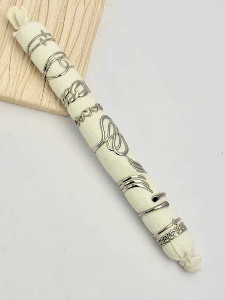 Lot de 8 Bagues Ajustables Argentées Design Moderne en Acier pour la vente par COSMOS