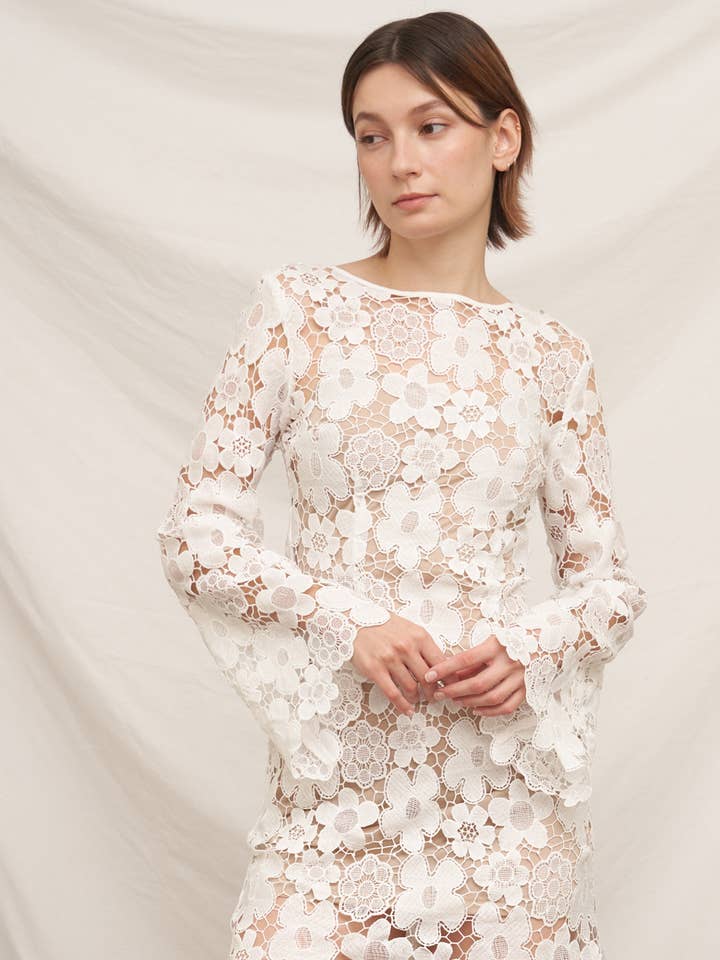 Mini-robe à manches évasées en dentelle florale pour la vente par En Crème