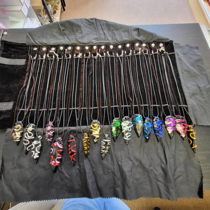 Different Branches - Vente Breloques/médailles personnalisées - Bijou pendentif artisanal en obsidienne et fil d'aluminium en forme de pointe de flèche4