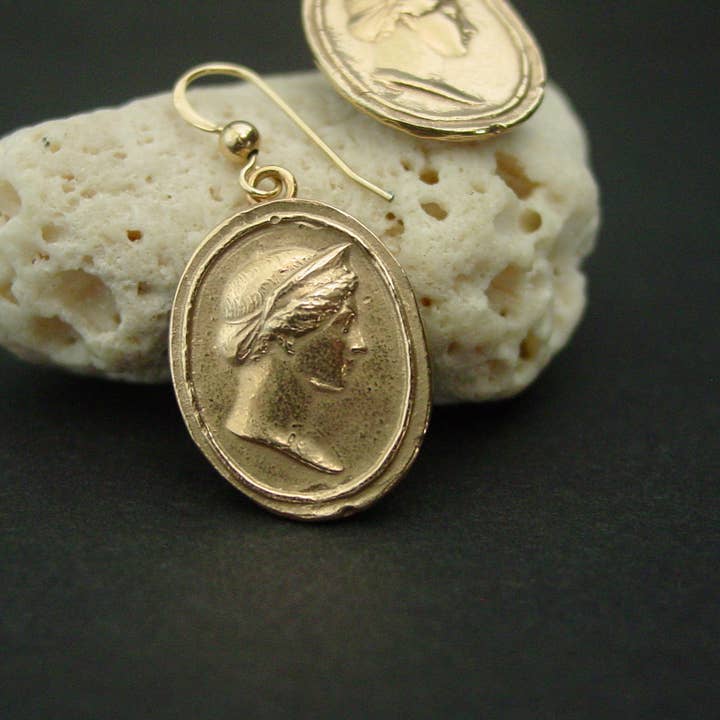 Gudinnan Hera | Juno Cameo-örhängen för wholesale av Vis a Vis Jewelry