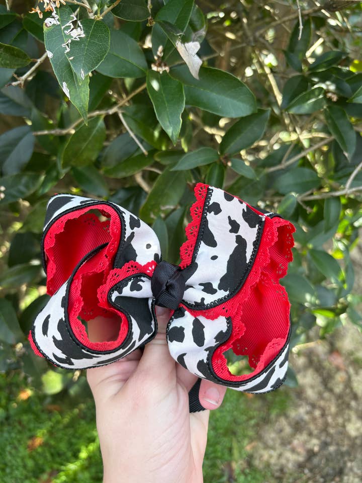 Daisy Bow for wholesale by Pretty Knots Bow Company