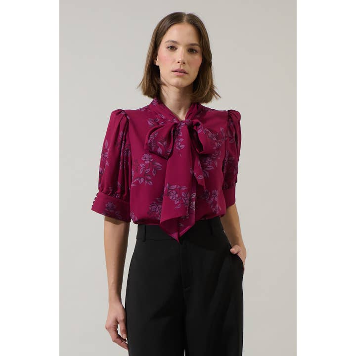 Blusa con cravatta al collo floreale Zurum Floral Floss e ulteriori Risultati per mimosa abbigliamento all'ingrosso. Resi gratuiti e termini di pagamento a 60 giorni su Faire in tendenza su Faire.