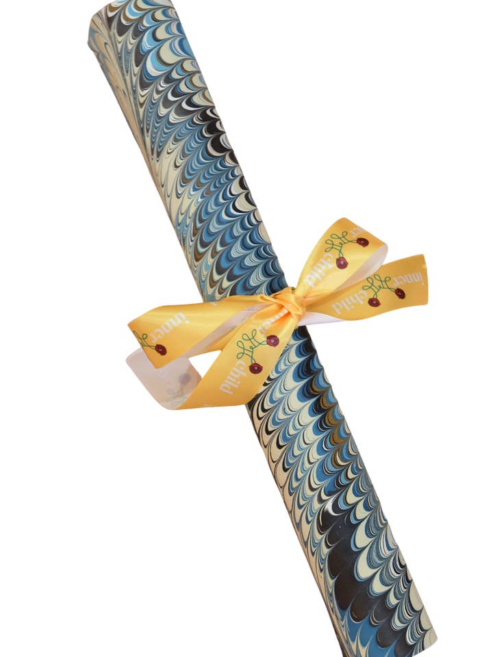 Papier cadeau à plumes Nila marbré à la main pour la vente par Inner Child