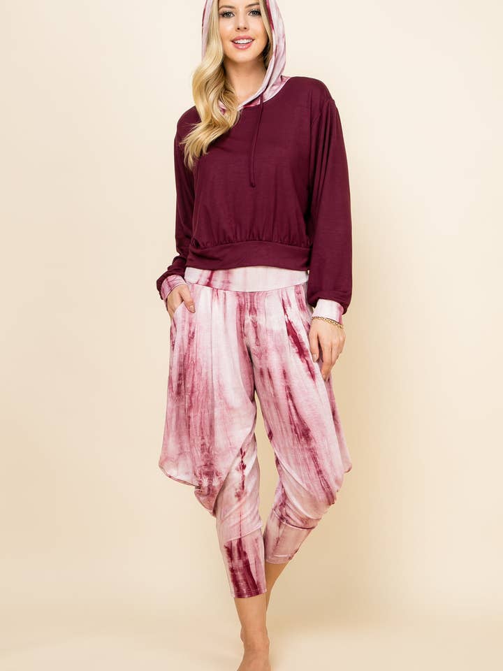 Ensemble Kooniez - Pantalon tie-dye effet marbré bordeaux & Sweat à capuche patchwork effet marbré bordeaux pour la vente par Kooniez