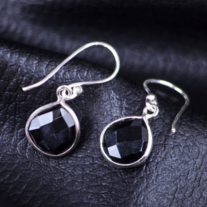 Teardrop örhängen med äkta svart onyx ädelstenar för wholesale av The Jewellery Store London