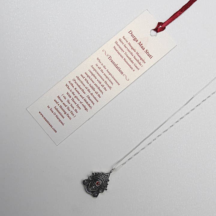 Mantra4u - Venta al por mayor Collares con colgantes/abalorios - Colgante de la diosa Durga en plata con granate rojo