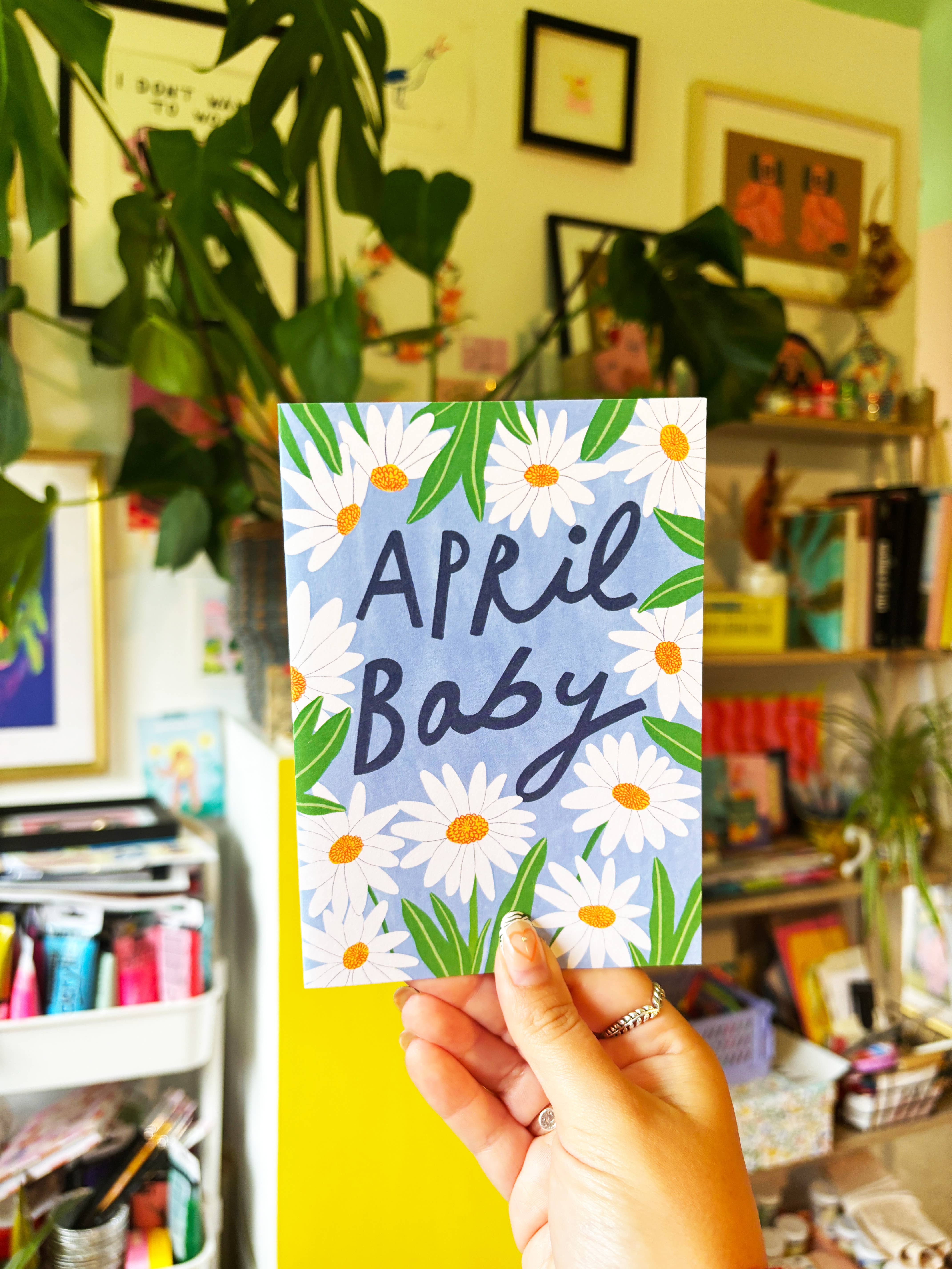 Kerrie Illustrates – wholesale Babykort – April Nyfödd Gratulationskort | Födelse Nyfödd Blommor Prästkragar1