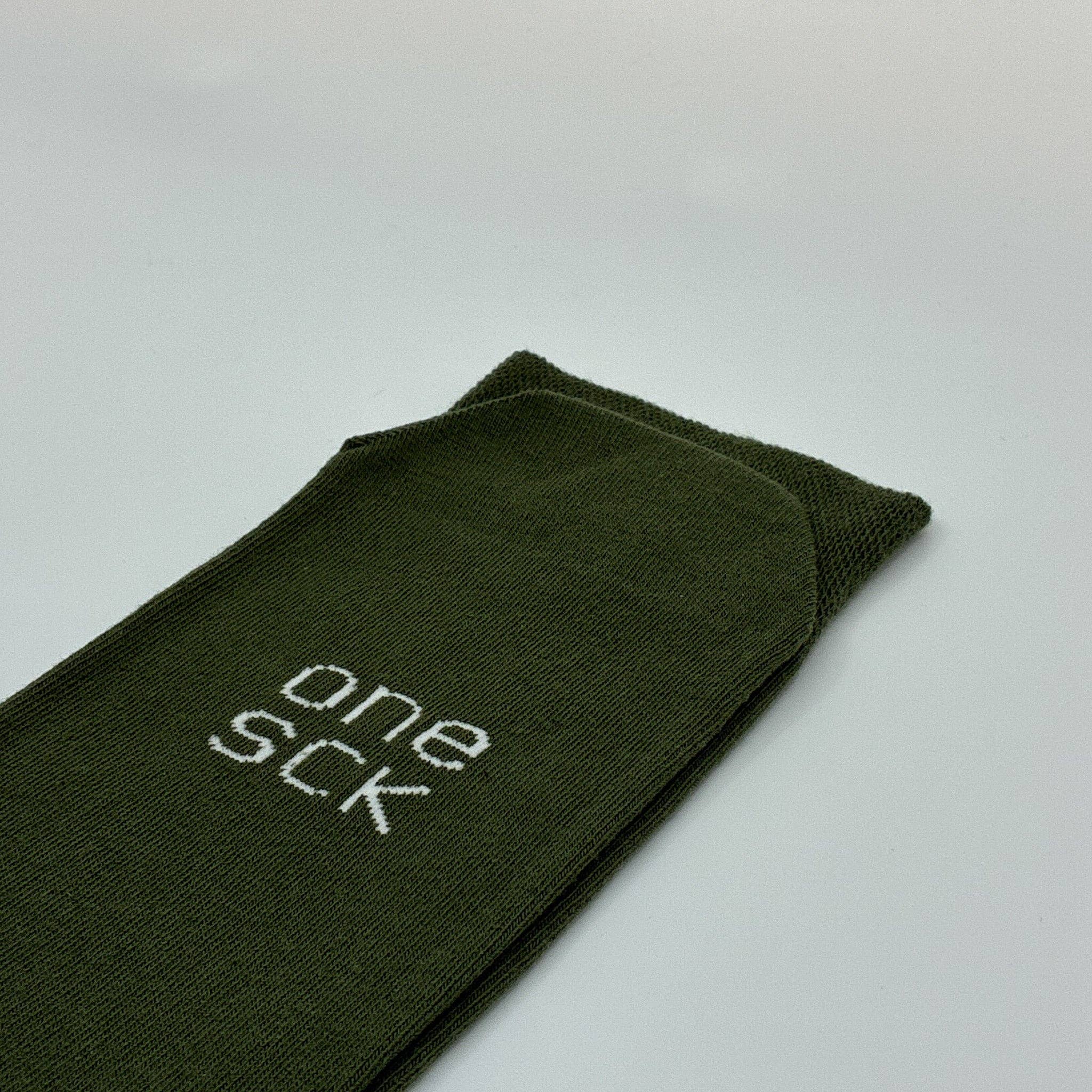 ONESCK – Großhandel Socken - Unisex – Olivgrüne Bio-Baumwoll-Crewsocken1