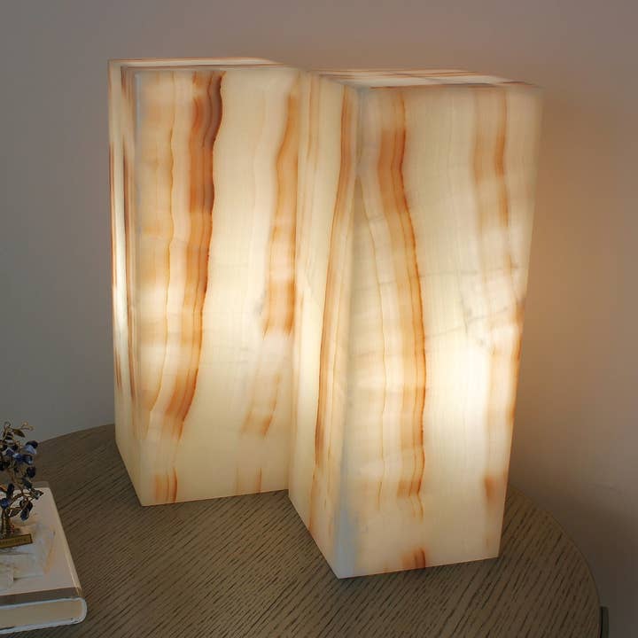 Lampe de table en onyx blanc cristallin, 16 po - Veines naturelles dorées pour la vente par AV Onyx Home