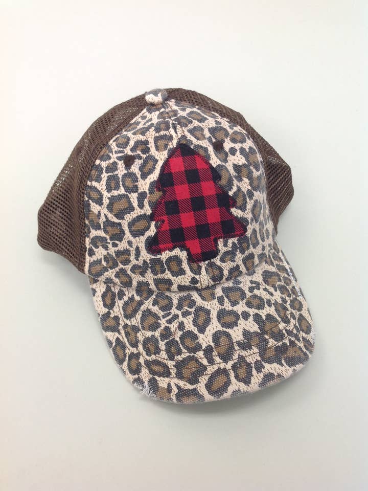 Buffalo Plaid Kerstboom Bruine luipaardhoed voor wholesale door Sweet Texas Treasures