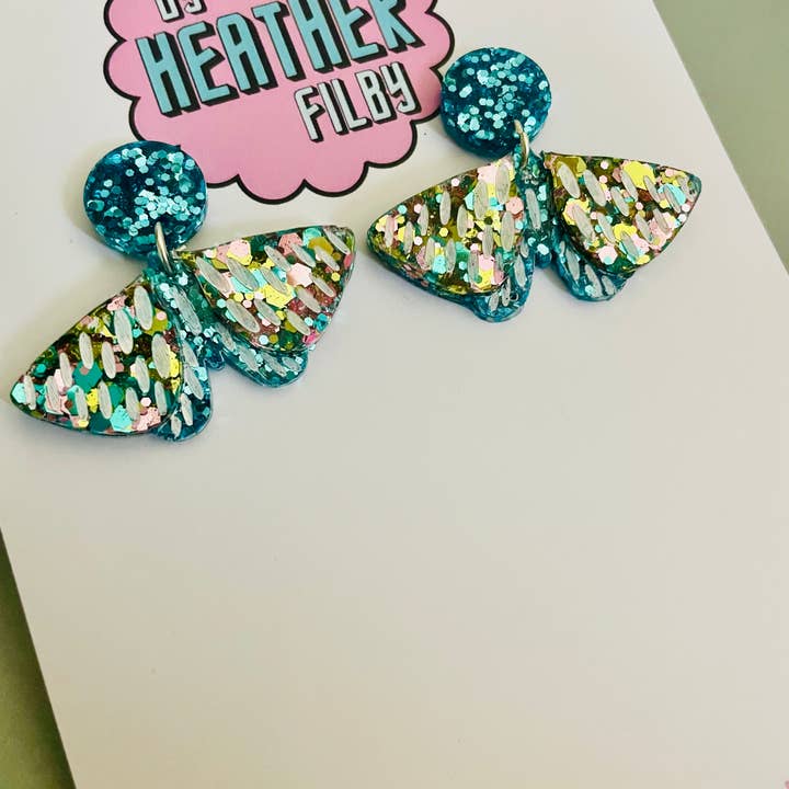 Mottenglitzer-Harzohrringe für den Großhandel von By Heather Filby