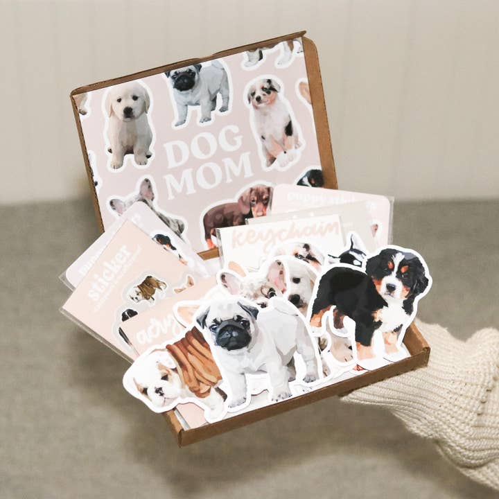Caja de regalo con pegatina impermeable de "Dog Mom" y mini botella para venta al por mayor de The Sticker Shop