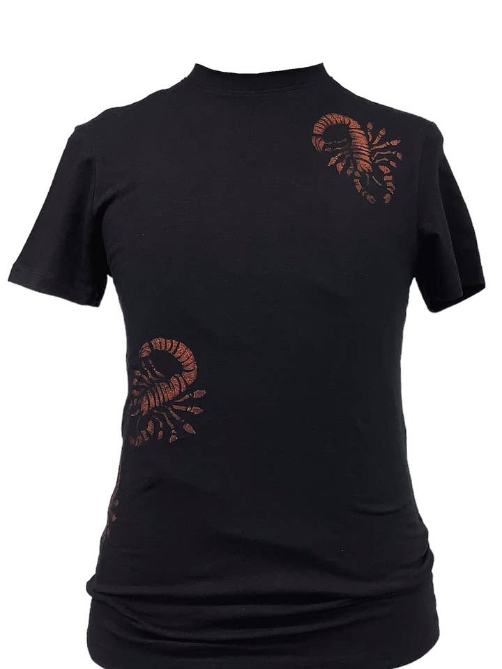 Impromptu Musé - Vendita all'ingrosso Maglietta serigrafata - Donna - T-shirt grafica stampata a mano Scorpione nera