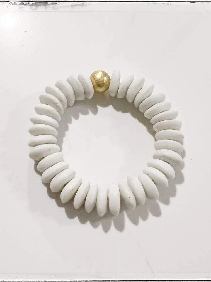 Weißes Ashanti-Glasperlen-Stretch-Armband mit Anhänger aus Messing, goldfarben für den Großhandel von GentrybyJenna