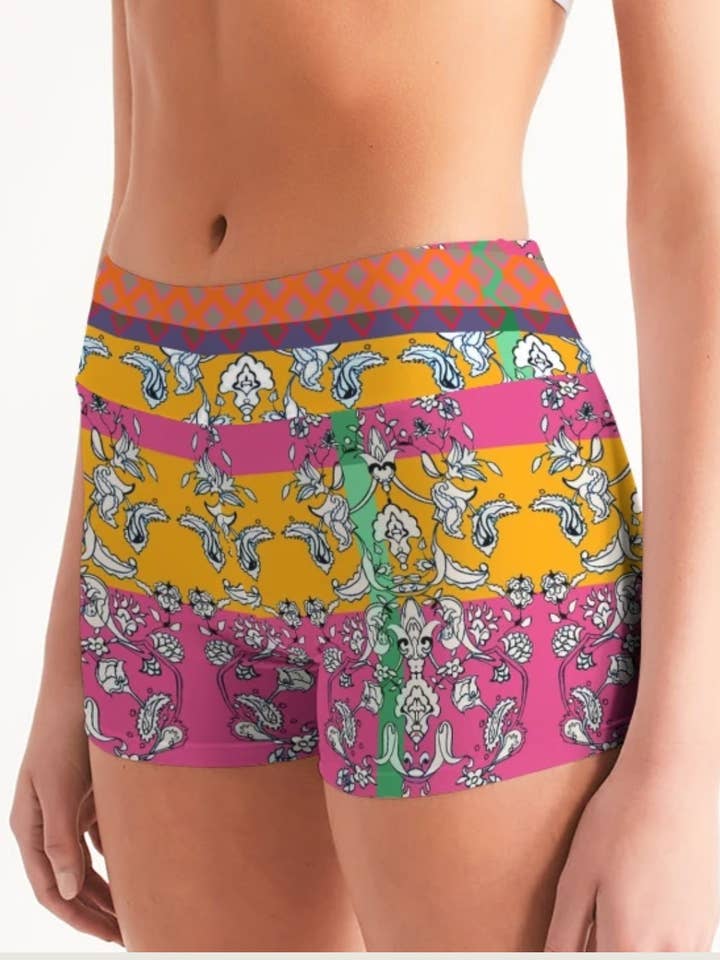 MIRACULOUS FLOWERS -PINK || Pantalones cortos de yoga de talle medio para mujer para venta al por mayor de Byheart Design Sweden